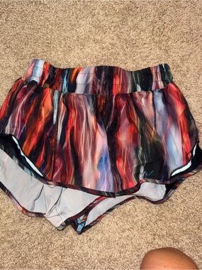 lululemon hotty hot 2.5 inch size 4 Women’s Multicolor shorts